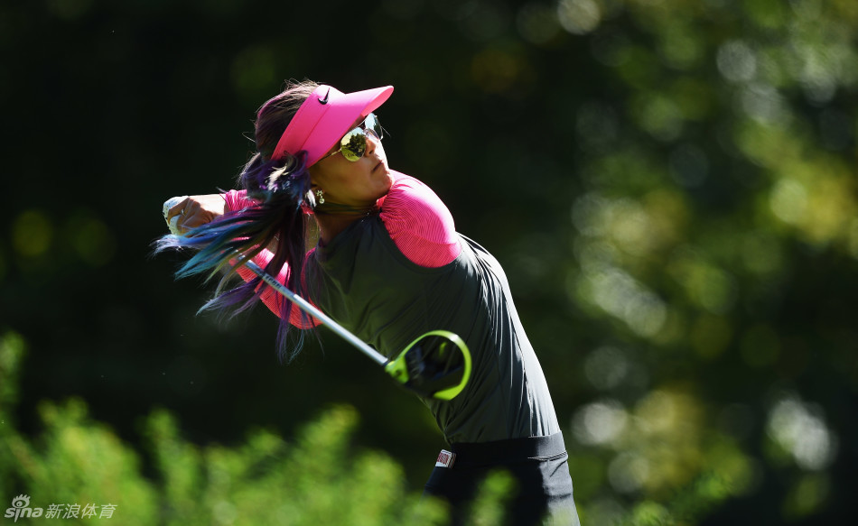 阳光穿透魏圣美飞扬的彩虹色秀发，形成一圈梦幻的光晕，仿佛为她的专注与力量加冕