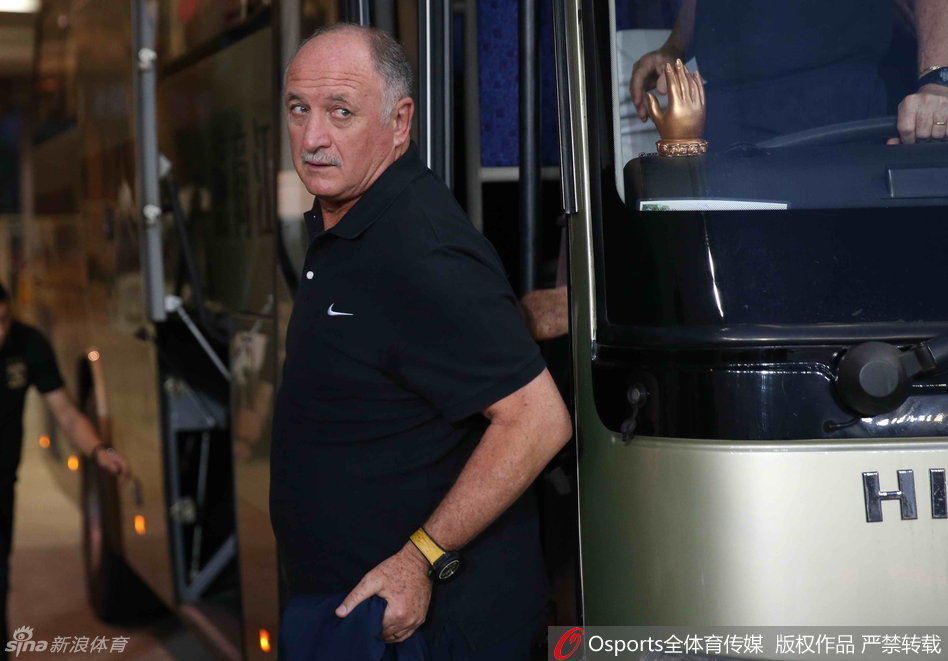 铁血教头斯科拉里身着正装，目光如炬地带领保利尼奥、高拉特等恒大将士们步出大巴，他们神情坚定，准备在关键的天王山之战中掀起波澜。