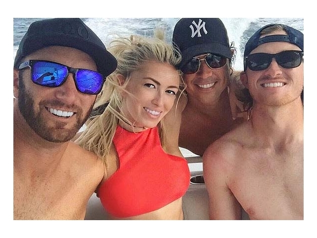 比赛中的趣味花絮瞬间，捕捉到了球员或观众某个出乎意料又轻松可爱的表情与互动