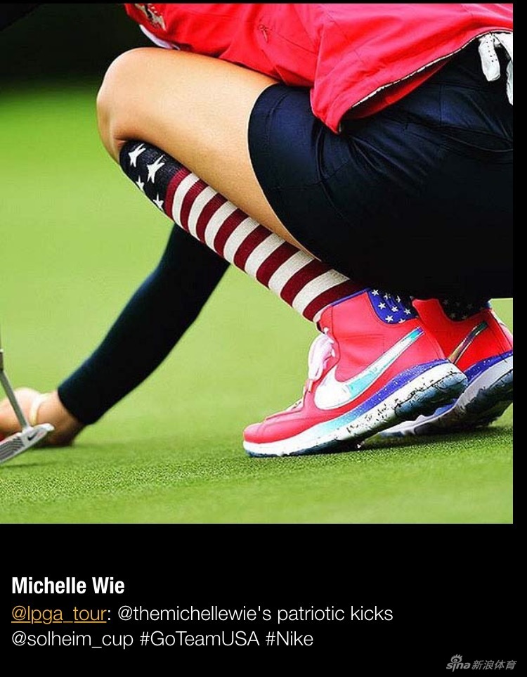 魏圣美脚踩其专属联名高尔夫球鞋，鞋面的海浪纹路与色彩搭配在草地上显得格外醒目而富有活力