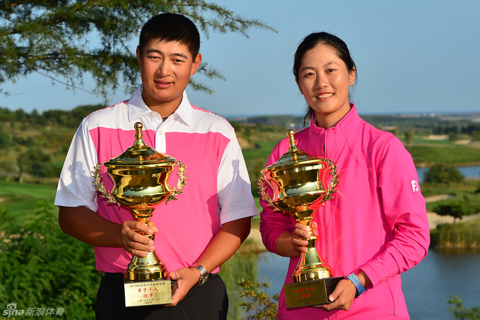 林希妤在果岭边专注地观察推杆线路，海风吹拂着她的衣角，眼神中透露出沉着与冷静。