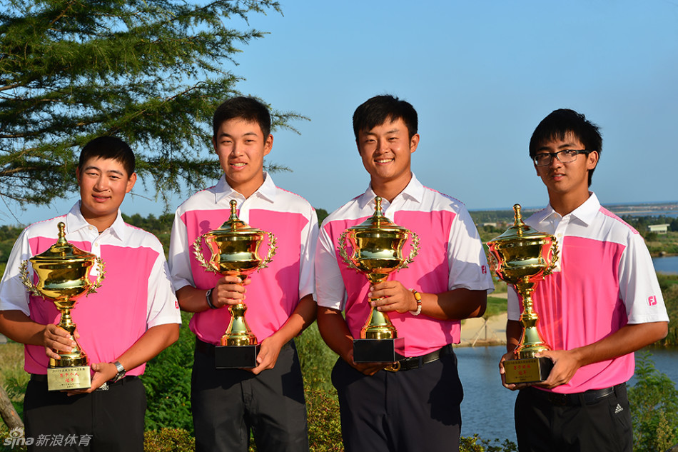 北京队全体成员围在一起激情击掌相庆，他们的手臂在空中交错，形成一个象征团结与胜利的圆圈。