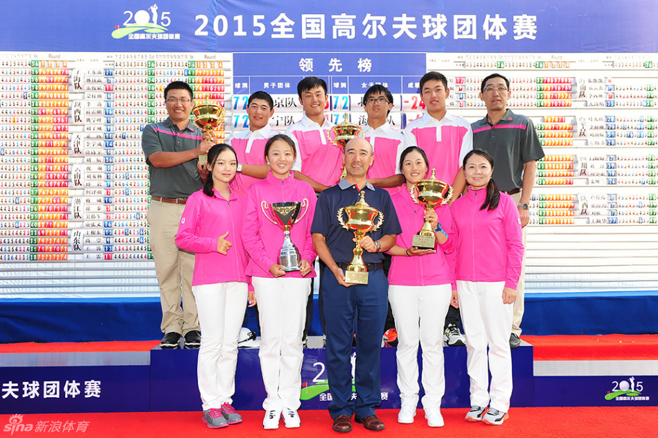 冠军团队在夕阳的金色余晖下合影，奖杯在他们手中熠熠生辉，背景是宁静的球场，象征着一段征程的完美落幕。