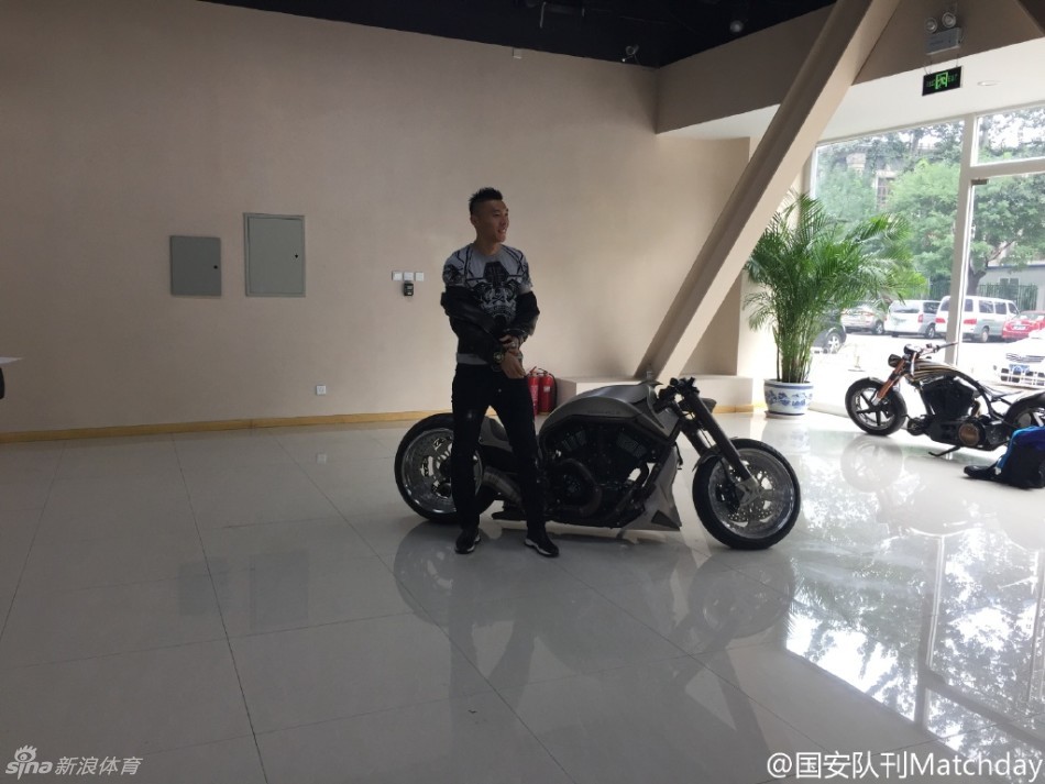 身披绿色战袍的于大宝在北京工人体育场拍摄队刊封面，眼神坚定，凝视远方，背景是看台上随风飘扬的国安围巾墙，仿佛在诉说着一位新援的雄心与承诺。