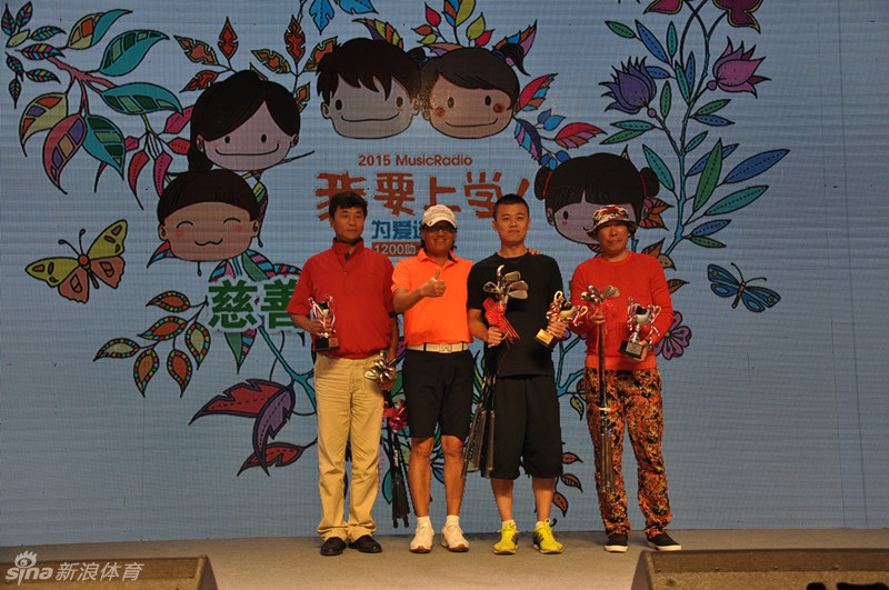 志愿者团队整齐列队，身穿统一服装展现朝气笑容，他们手中托着募捐箱，是这场爱心接力中最坚实的支柱