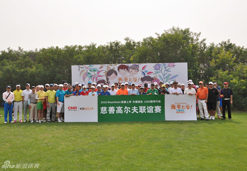 晚宴现场宾客满座，人们举杯交流，在温馨的灯光下，每一张餐桌都成为一个爱心故事的小小中心