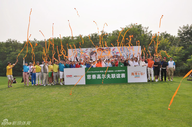 女歌手身着礼服深情献唱，聚光灯下她闭目沉浸于旋律中，音符仿佛化作可见的爱心环绕全场