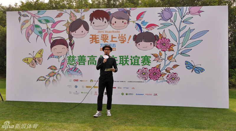 活动最后大合影，数十位参与者并肩站立高举爱心手势，背景板上满是签名，凝聚成一片欢乐与希望的海洋