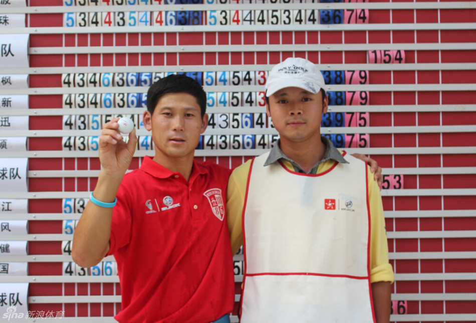 职业球手在全神贯注地观察球线，背景中果岭的起伏暗示着一次关键的推杆挑战。