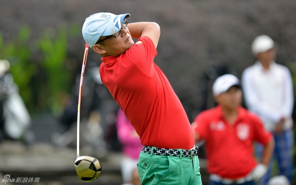 教练与球员并肩观察球道走向，专注的目光中充满了对下一杆的策略思考。