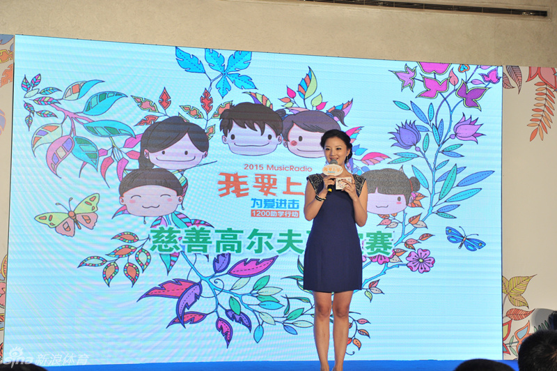 DJ但茹在打碟台前专注打碟,炫酷灯光映照她自信的侧脸