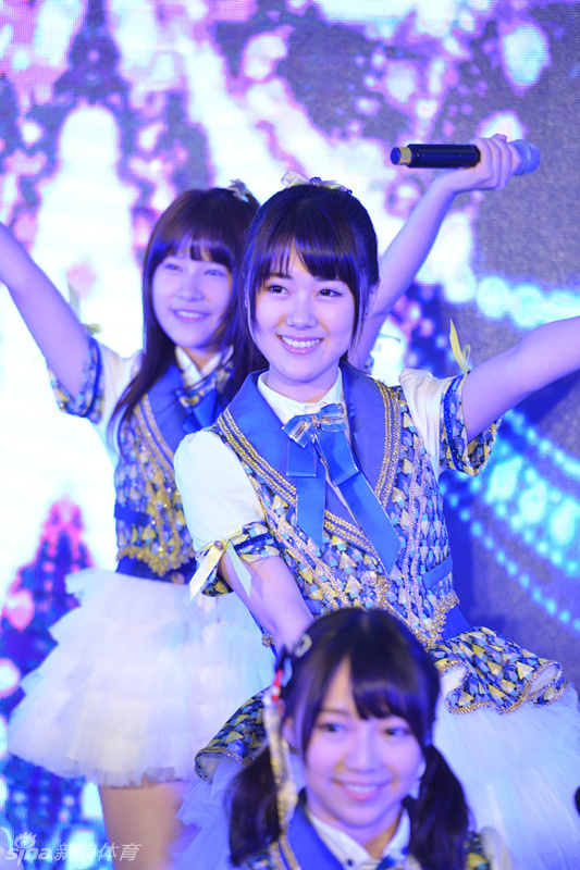 温岚手握话筒深情演唱《傻瓜》,舞台灯光为她镀上一层柔和光晕