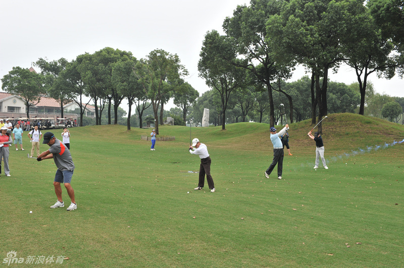 SNH48成员在舞台上活力唱跳,聚光灯下青春身影闪耀动人