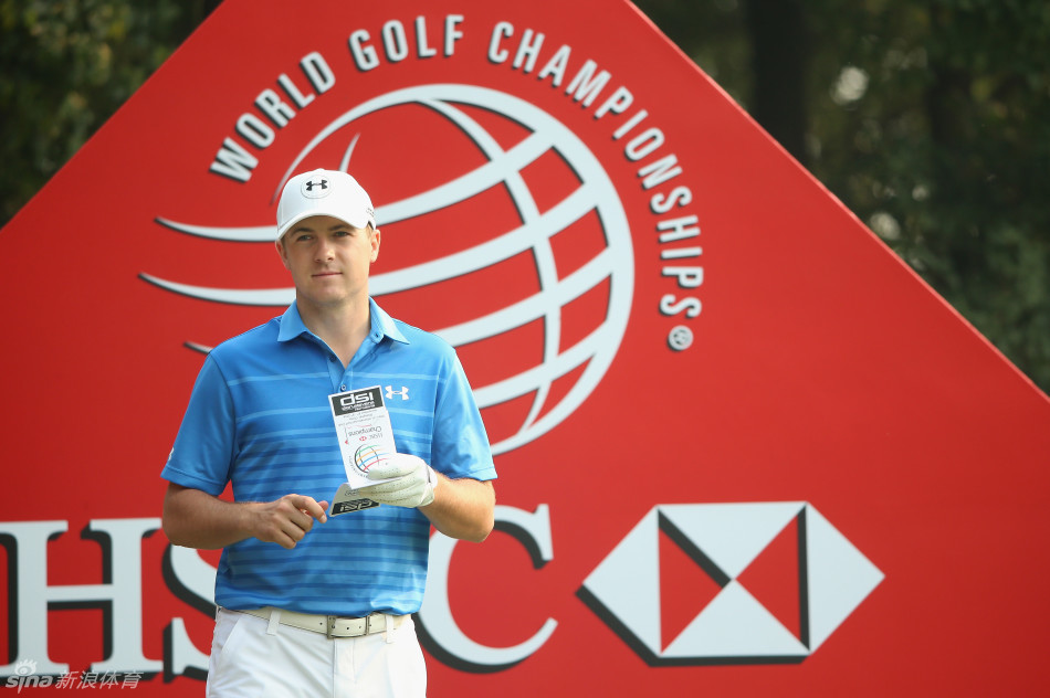 北爱尔兰名将罗里·麦克罗伊在球道上大力开球，身姿舒展充满力量，仿佛要将所有的挫折感一并击碎。