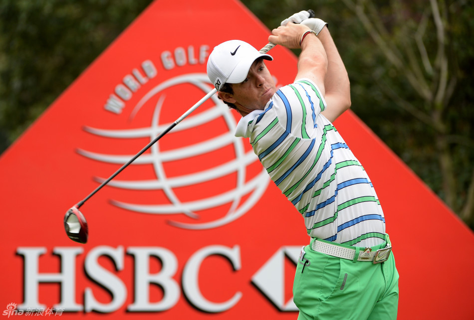 比赛现场观众云集，球迷们聚集在风景如画的佘山球场景观湖边，翘首以盼巨星们的精彩表现。