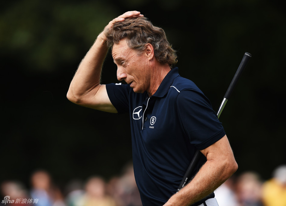 德国传奇老将伯恩哈德·兰格全神贯注地挥杆击球，岁月沉淀下的优雅与力量在此刻完美爆发。