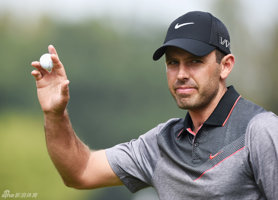 罗斯·菲舍尔在比赛中全力挥杆，身体姿态充满张力，目光紧锁空中飞行的白球。