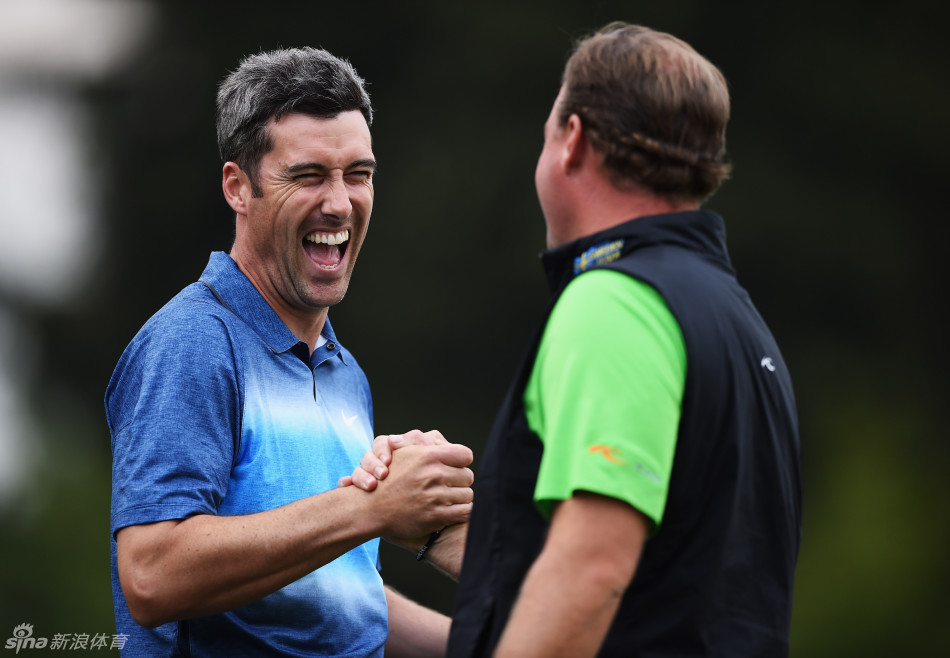 北爱尔兰名将格莱姆·麦克道威尔摆出标准的挥杆姿势，动作流畅而稳定，彰显冠军风范。