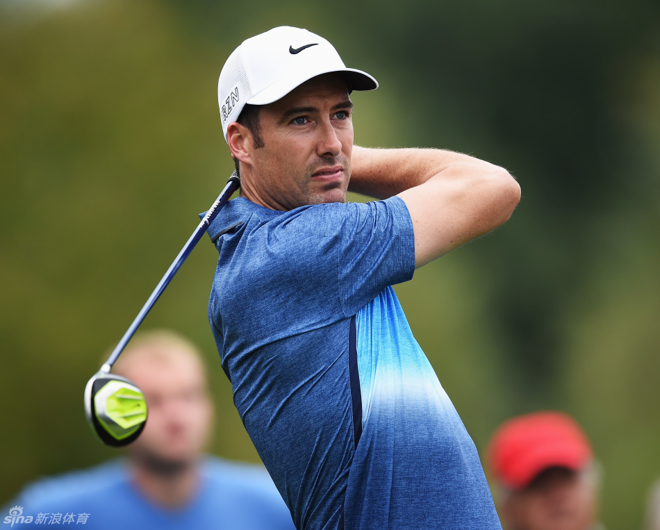 丹麦高尔夫球星索伦·克尔森在比赛中观察球路，神情冷静而专注，尽显谋定后动的智慧。