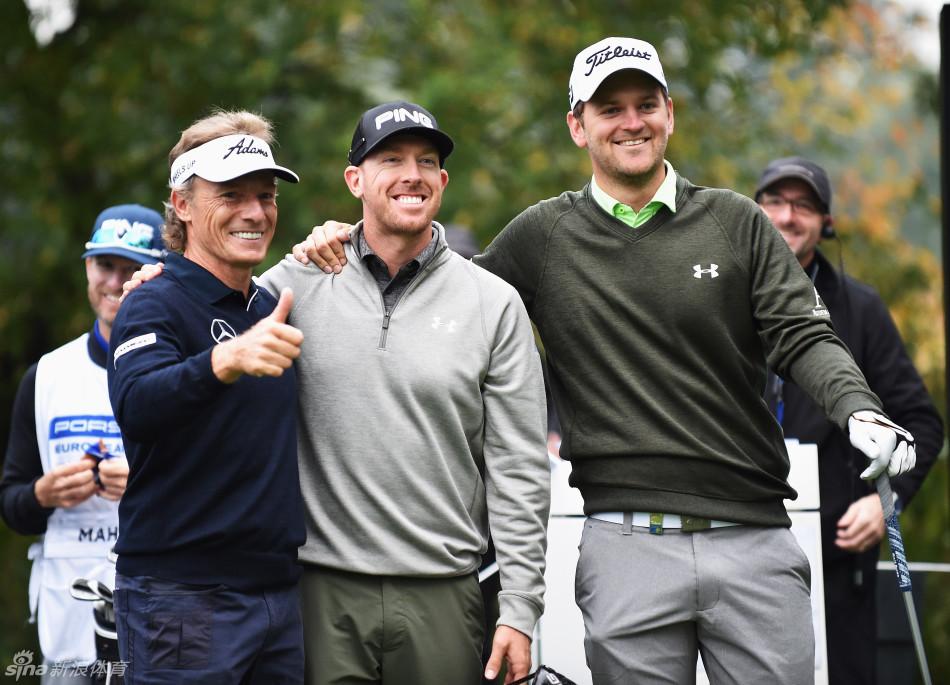 世界顶尖高尔夫球星并肩而立，在赛前红毯上留下气宇轩昂的帅气合影，尽显王者风范。