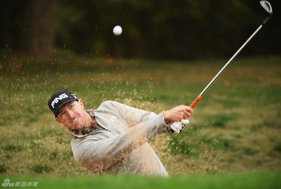 亨特·马汉在沙坑边缘的斜坡上沉着挥杆，上演了一幕绝处逢生的精彩救球好戏。