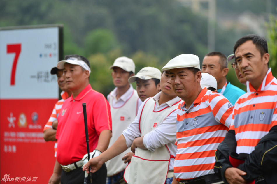 比赛结束，冠军高举奖杯绽放笑容，周围响起热烈掌声