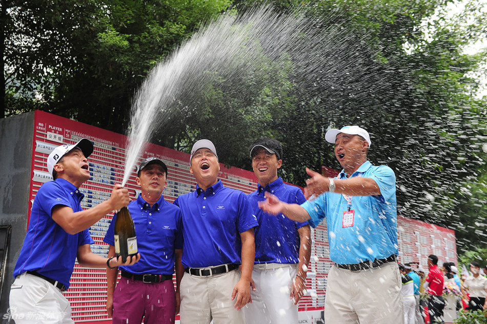 高尔夫球手以标准姿势全力挥杆，身体扭转形成充满力量感的线条