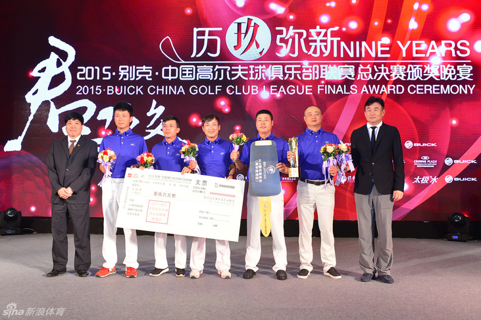 球员拖着高尔夫球包在球道上坚定前行，背影透着专注与执着