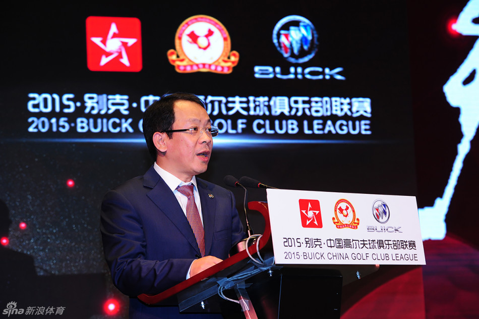 球员带伤坚持比赛，专注地准备推杆，眼神中透露出坚定