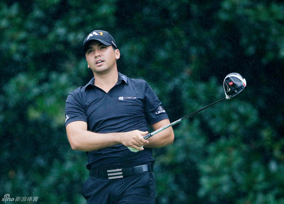 澳洲硬汉杰森·戴伊在果岭上凝神推杆，眼神坚毅如磐石，这一刻的专注力足以穿透空气。