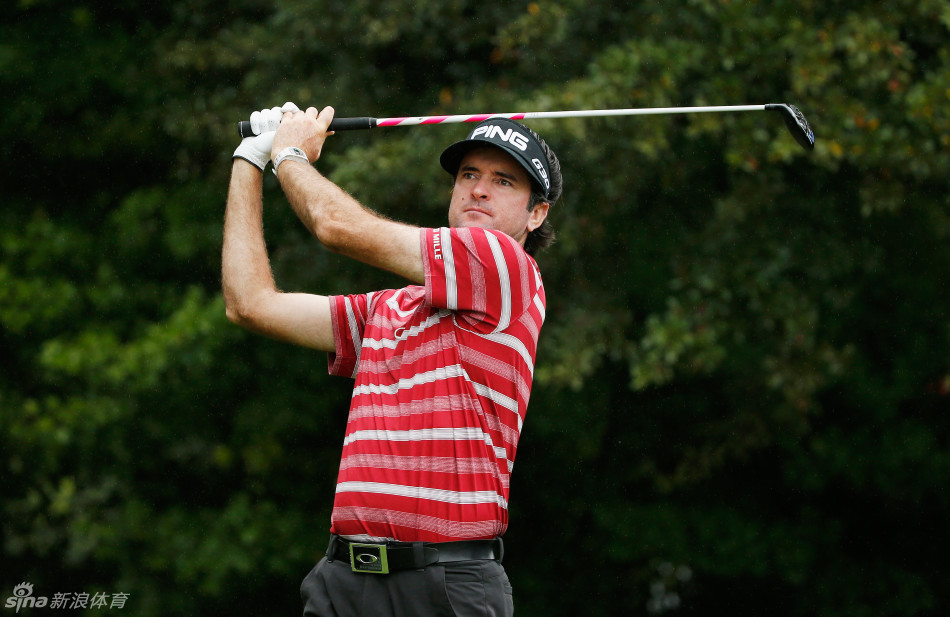 巴巴·沃森在开球仪式上全力挥杆，白色小球应声而出，划破天际，其独特的挥杆轨迹充满力量与艺术感。