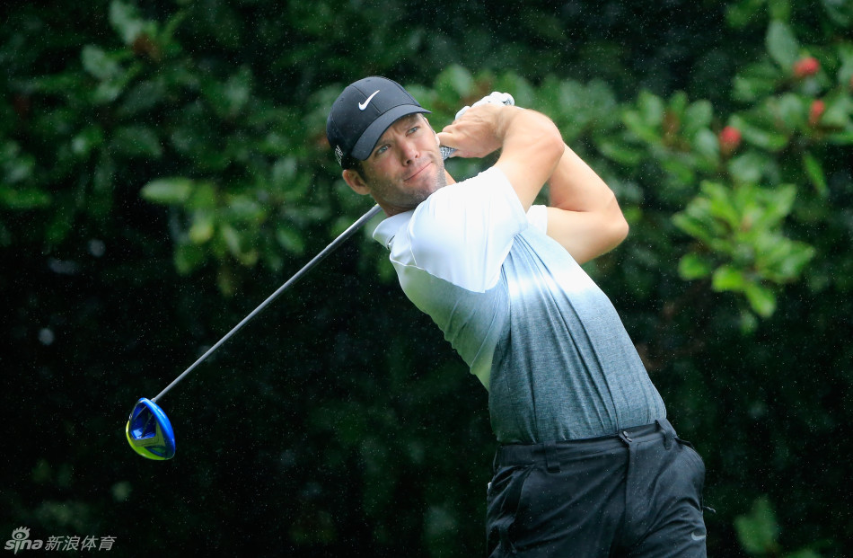 保罗·凯西优雅完成一次铁杆击球，身体旋转流畅，姿态稳定，展现了经典挥杆力学之美。