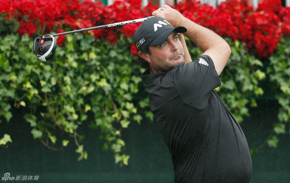 鲍迪奇在练习场专注调整挥杆动作，阳光勾勒出他充满力量感的身体线条与凝重的侧脸。