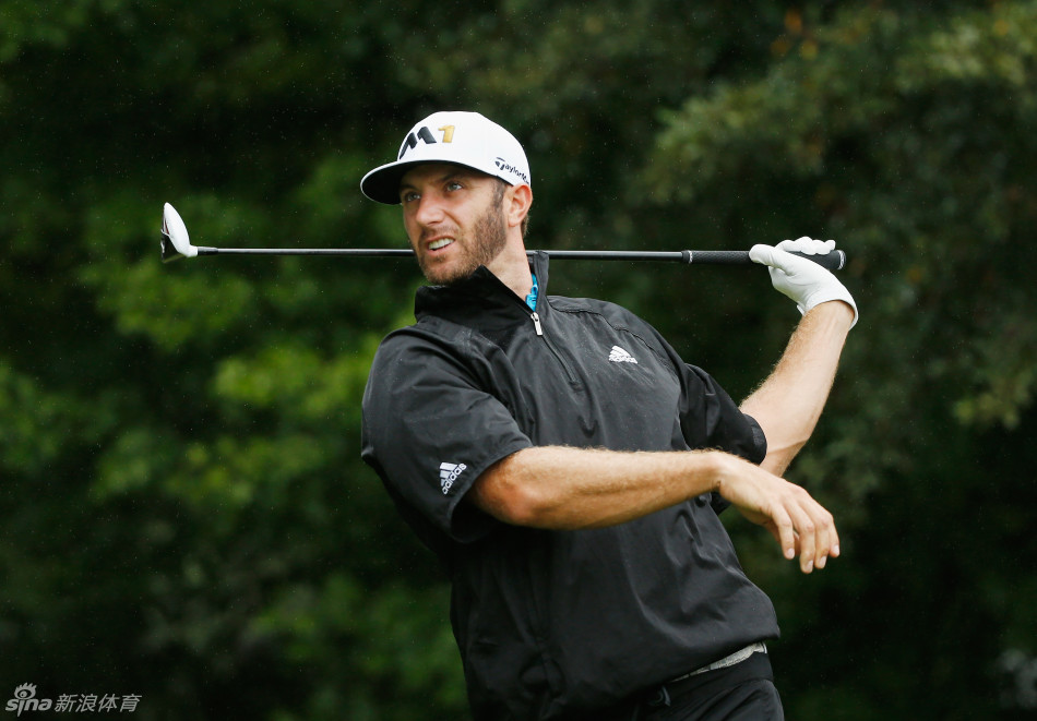 达斯汀·约翰逊大力开球，瞬间的爆发力展现无遗，仿佛全身力量都凝聚于杆头一点。