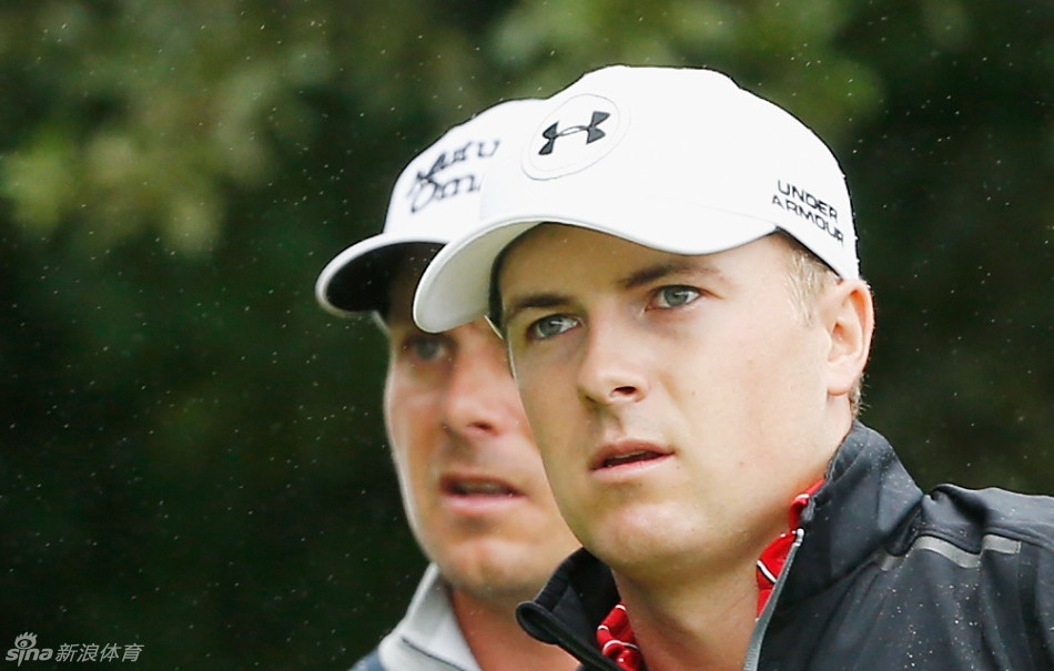 乔丹·斯皮思在决赛轮关键推杆前沉思，他轻抚下巴，目光如炬，仿佛正在脑海中预演小白球滚入洞杯的完美路线。