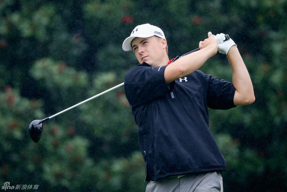 瑞典名将斯滕森在沙坑中完成一次精彩救球，沙砾飞溅，他身体平衡保持极佳，尽显老将的扎实功底与临危不乱。