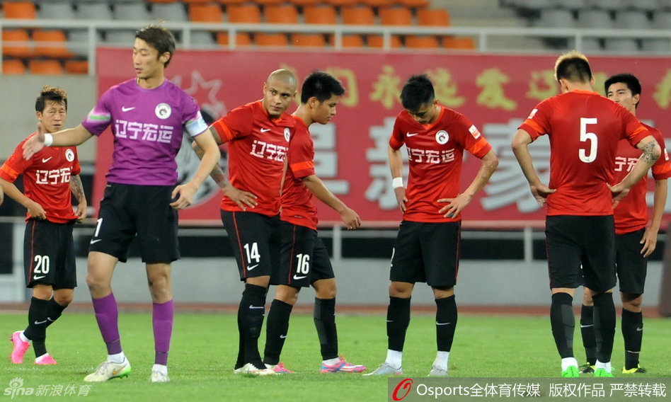 月夜盘锦，辽宁宏运众将列队合影，紧绷的面庞写满对胜利的渴望，大战前的凝重气息穿透屏幕。