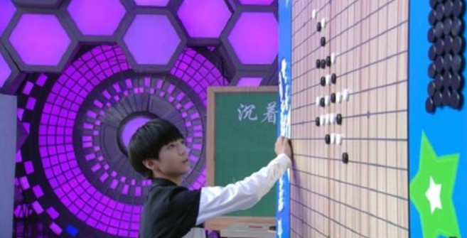 TFBOYS王俊凯16岁生日 与王源下棋轻松胜惹粉丝约战组图