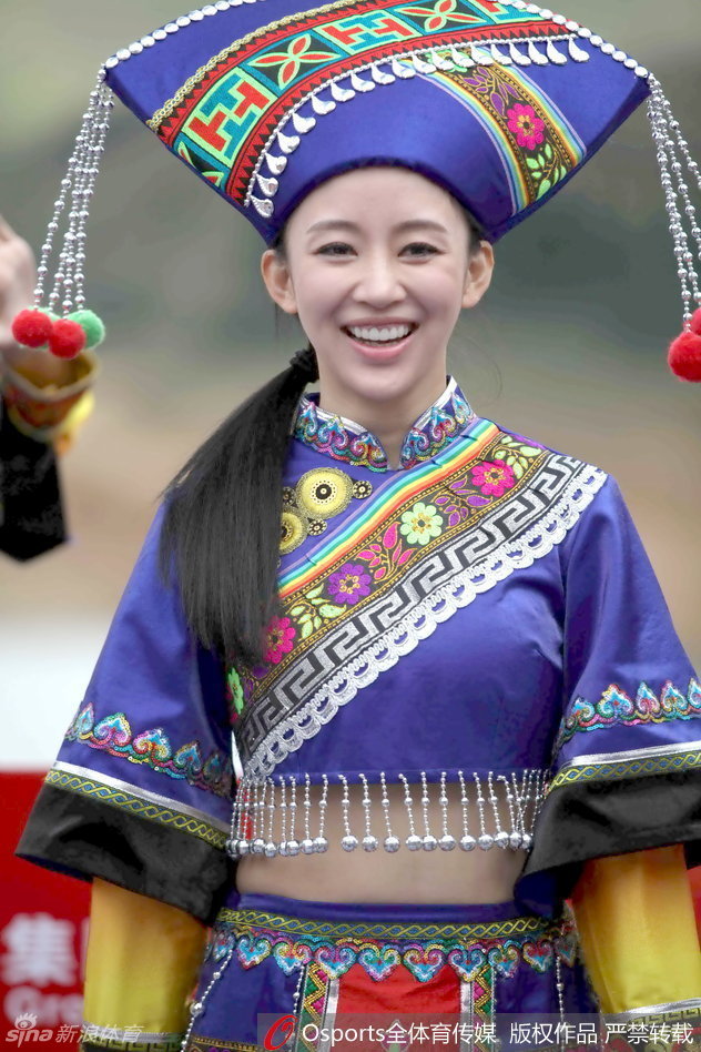 9月29日,2015年国奥杯世界美式台球女子九球锦标赛新闻发布会在桂林天湖举行。中国女子台球队的五朵金花韩雨、潘晓婷、付小芳、陈思明、刘莎莎亮相发布会,她们穿上广西民族服装载歌载舞,随后还进行了一次公开集训。(部分图片来自潘晓婷微博:@潘晓婷)