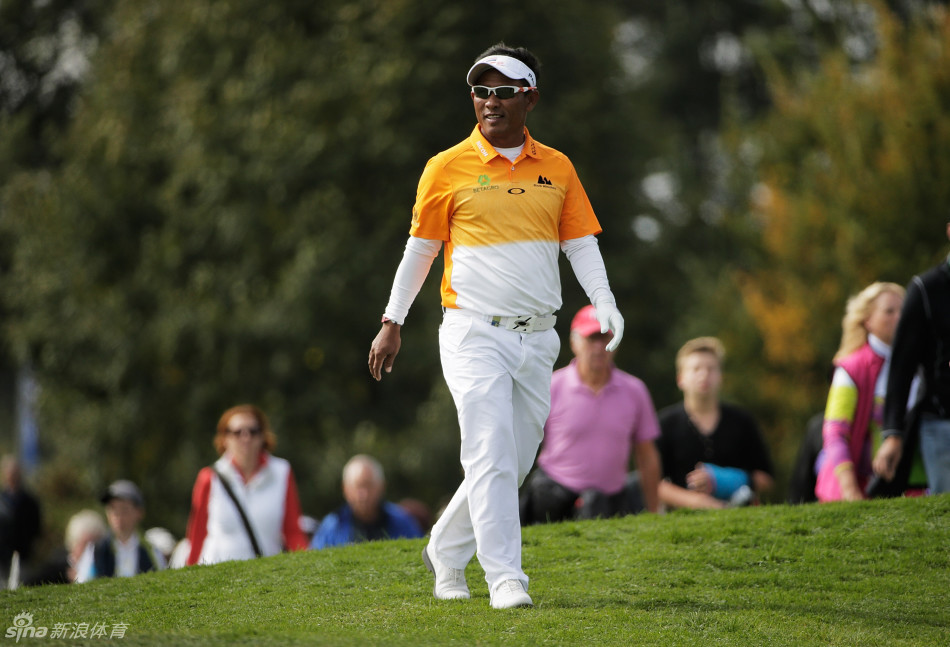 贾第在欧洲公开赛决赛轮中沉稳挥杆，目光专注地望向远方落点。