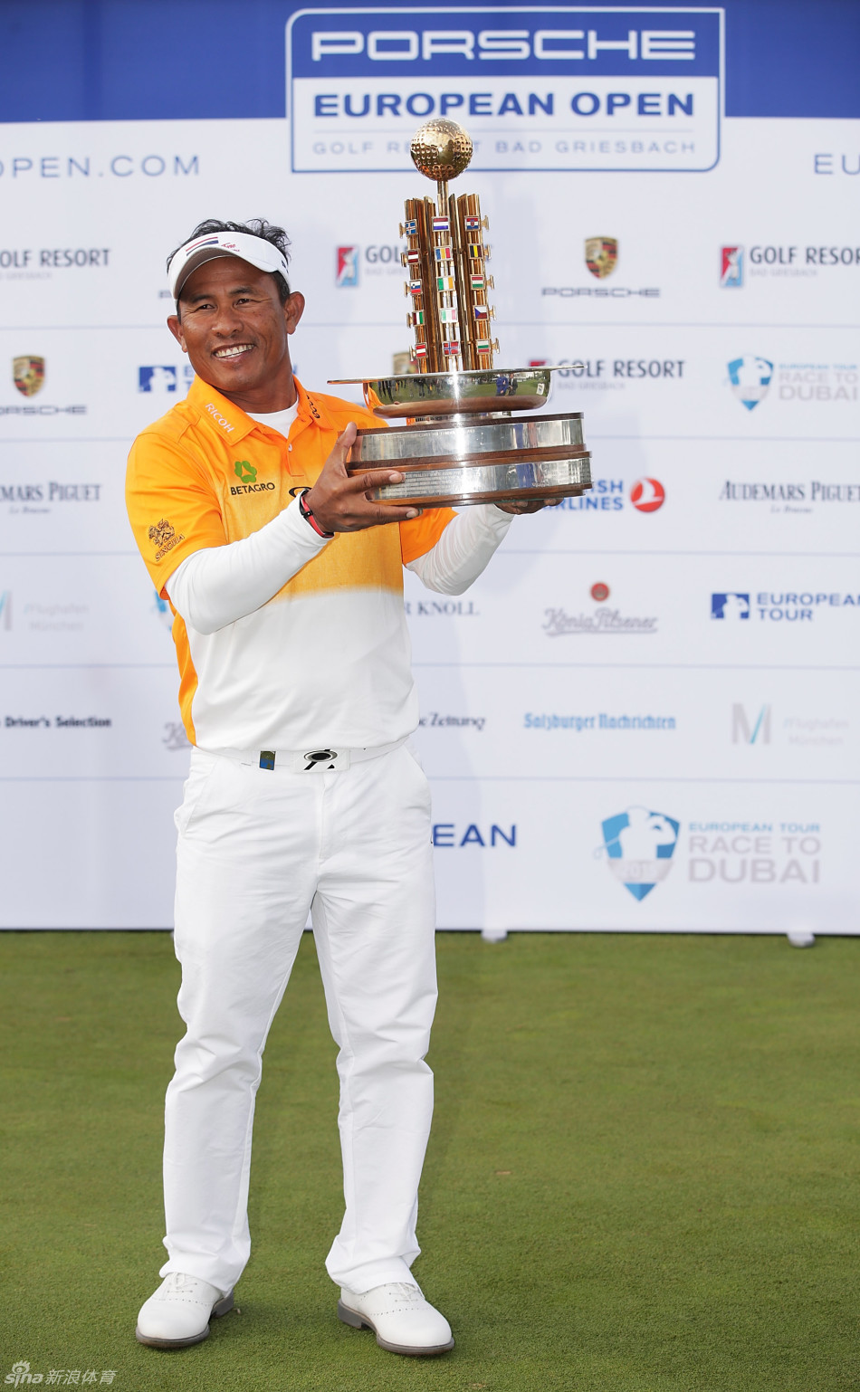 决赛轮关键阶段，贾第在果岭上仔细查看推杆线路，表情认真而专注。