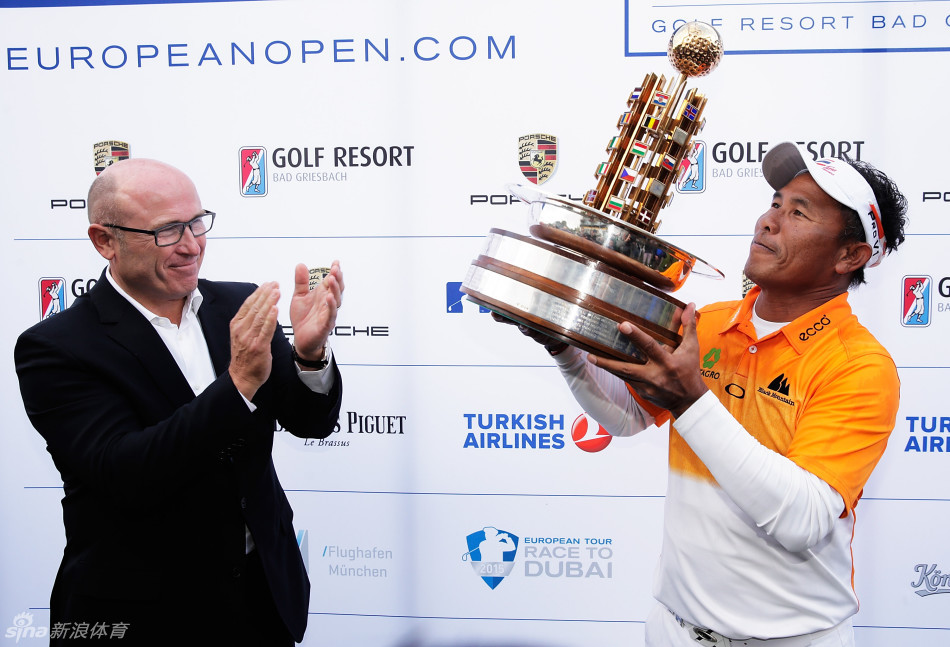 贾第与同组球员在比赛中并肩前行，一边轻松交谈，展现了高尔夫运动的友谊与风度。