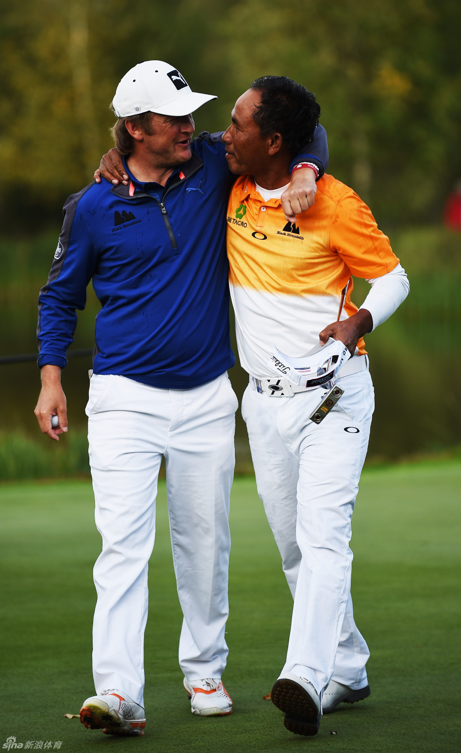 比赛结束，贾第得知夺冠后，与好友兴奋击掌庆祝，脸上洋溢着灿烂的笑容。