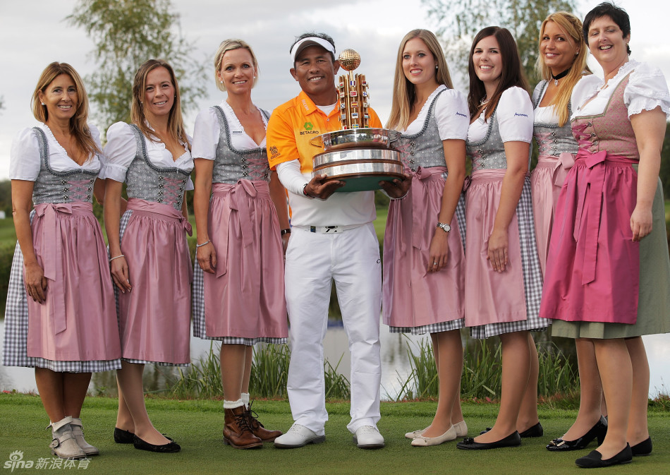 隆重的颁奖典礼上，贾第从身着优雅礼服的颁奖女郎手中接过象征荣耀的冠军奖杯。