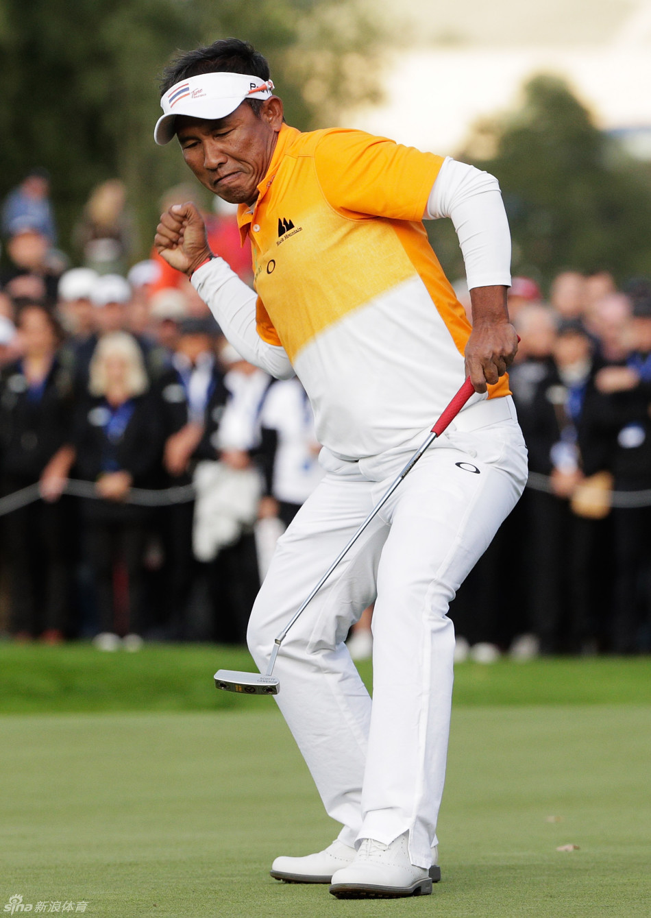 赛后合影中，众多球员与工作人员环绕着冠军贾第，共同记录下这个值得纪念的时刻。