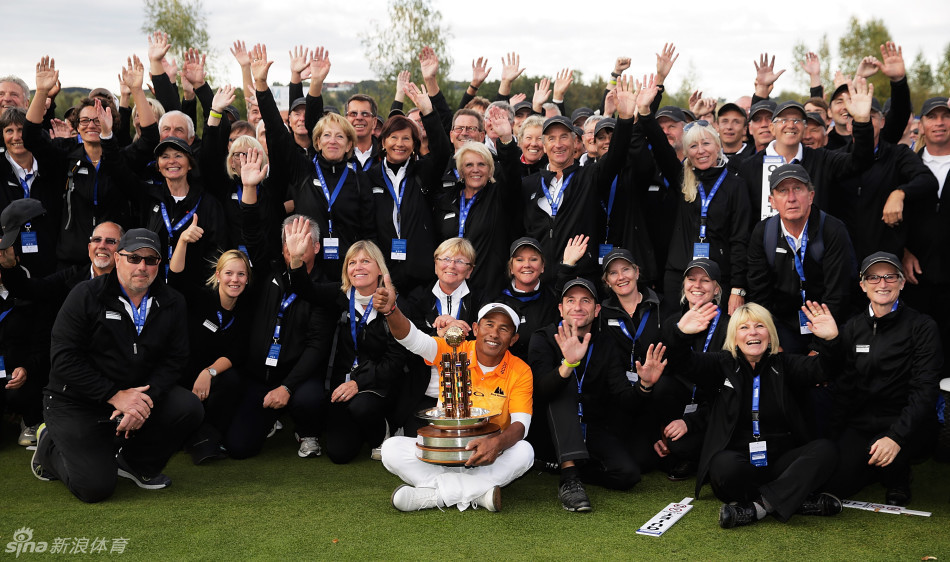 贾第向观众脱帽致意，表达对支持的感谢，其表情谦和而从容。