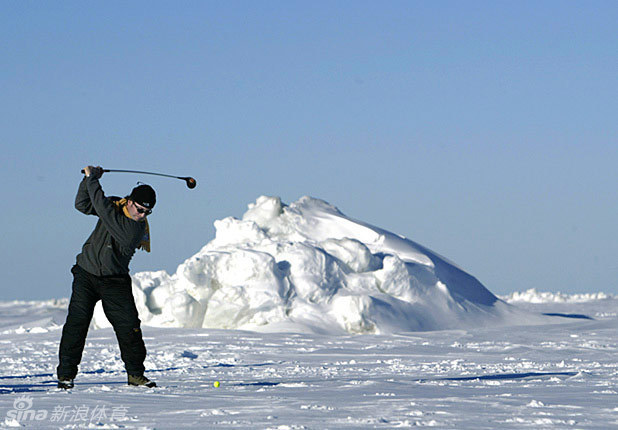 两名士兵在雪地中并肩而行，其中一人背着球包，展现军旅中的兄弟情谊与运动精神