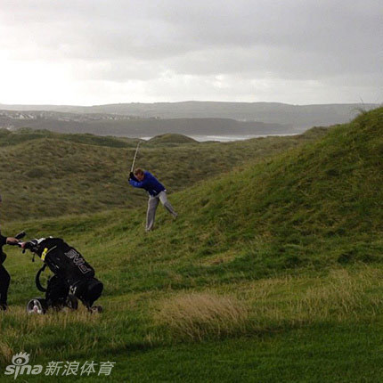 球员在极地暮色中完成推杆动作，身影在雪地上拉出长长的蓝色影子
