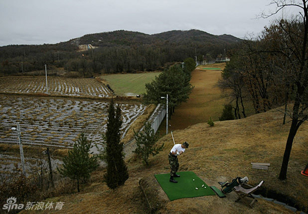 北极光如绿色绸缎般悬挂在冰原上空，一名球员正在这自然奇迹下准备击球