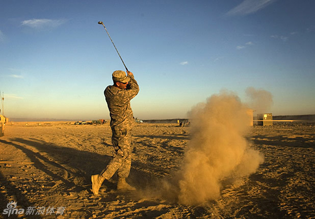 特写镜头下结霜的高尔夫球与球杆，冰晶在球面形成美丽的花纹